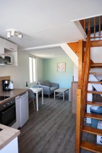 Η κουζίνα ή μικρή κουζίνα στο Sweet Riva - duplex chaleureux proche bourg de Ouistreham