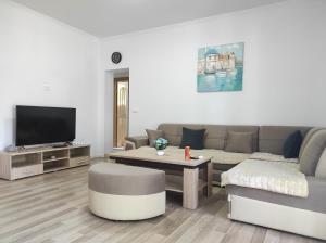 Зона вітальні в One Bedroom Apartment Gogo with Private Parking