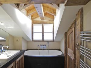 un bagno con ampia vasca e finestra di Chalet cosy proche des pistes avec sauna et cheminée - Courchevel 1850 - FR-1-564-25 a Courchevel Altre 7 foto
