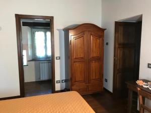 1 dormitorio con armario de madera y puerta en Il pianetto appartamento, en Pieve Fosciana