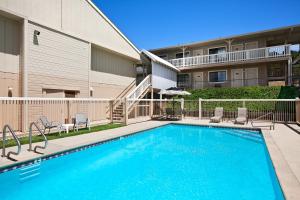 a swimming pool in front of a building at Travelodge by Wyndham Angels Camp CA in Angels Camp