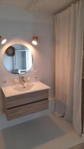Zdjęcie z galerii obiektu L Arancio - Centre village - Piscine - 4 pers w mieście Bessan