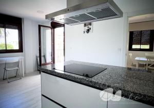 Kuchyň nebo kuchyňský kout v ubytování PUSHE Village Playa Granada Beach & Golf 3