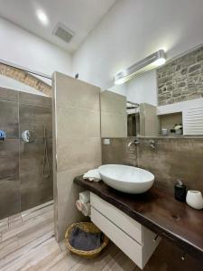 y baño con lavabo y ducha. en Civico29 Rooms & Breakfast en Como