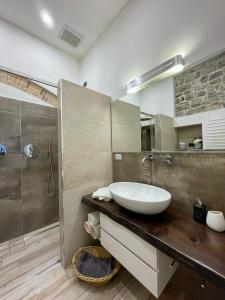 um banheiro com pia e chuveiro em Civico29 Rooms & Breakfast em Como mais 22 fotografias