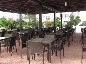 - un ensemble de tables et de chaises sur une terrasse dans l'établissement BCV - Private Apartments Dunas Resort 1 & 2 Beds, à Santa Maria