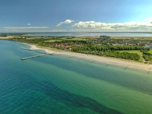 uma vista aérea de uma praia e do oceano em Duenenrast in der Seefahrtschule em Wustrow