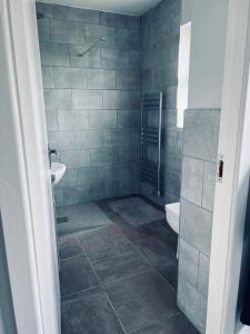 La salle de bains est pourvue d'une douche, de toilettes et d'un lavabo. dans l'établissement Lynn Cottage St Helens Village, à Saint Helens