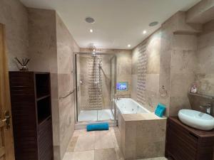 Koupelna v ubytování onlysaintg - Apartment Bernadette Spacious 4 bedrooms Great views, 120 m2 Only 500m from the centre and ski lift GREAT YEAR ROUND + 29 fotografií