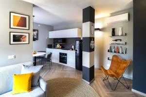 een woonkamer en een keuken met een bank en een tafel bij Appartamento Scalinata San Rocco in Limone sul Garda