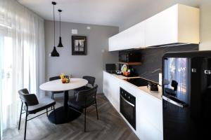 een keuken met een tafel en stoelen bij Appartamento Scalinata San Rocco in Limone sul Garda