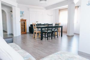 Un comedor con una mesa y sillas negras. en Ocean Guesthouse Peniche, en Peniche 30 fotos más