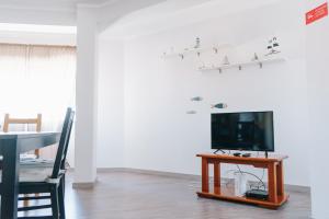 Televízia a/alebo spoločenská miestnosť v ubytovaní Ocean Guesthouse Peniche