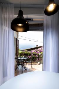 リモーネ・スル・ガルダにあるAppartamento Scalinata San Roccoのバルコニー(テーブル、椅子付)が備わります。