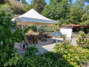 パリヌーロにあるCasa de rosaの庭園内のテント(テーブル、椅子付)