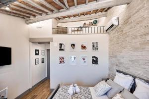 uma sala de estar com um sofá e uma televisão em La Casina di Aldo em Montepulciano