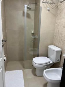 Bilik mandi di APART trelew 2 +6 gambar