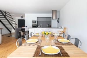 Fotografia z galérie ubytovania Belle maison familiale contemporaine avec piscine v destinácii Nantes