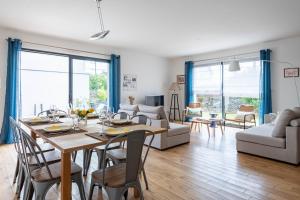 Fotografia z galérie ubytovania Belle maison familiale contemporaine avec piscine v destinácii Nantes