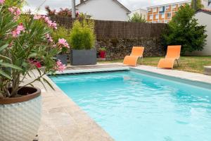 Fotografia z galérie ubytovania Belle maison familiale contemporaine avec piscine v destinácii Nantes