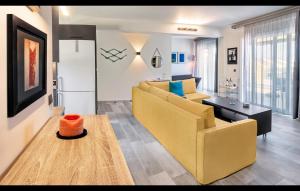 - un salon avec un canapé jaune et une table dans l'établissement LUNAR, à Skala Rachoniou