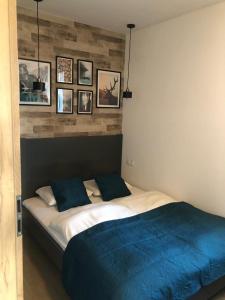 una camera con un letto e una coperta blu di Domki Loft nad Stawem 4 dorosłych , 4 dzieci a Małkowo