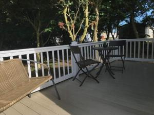 Balcony o terrace sa The Winchester luxury pet friendly caravan on Broadland Sands holiday park between Lowestoft and Great Yarmouth