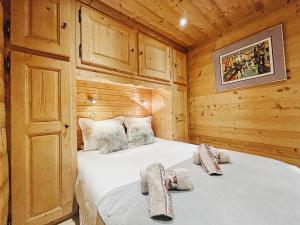 a bedroom with two beds in a wooden cabin at Le Flocon in Champagny-en-Vanoise