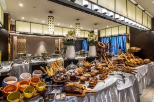 فندق بريرا قرطبة في الرياض: بوفيه طعام على طاولة طويلة