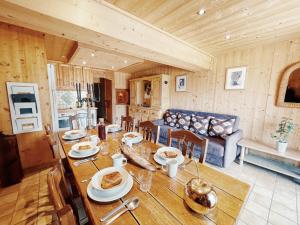 una sala da pranzo con tavolo e divano di Le Flocon a Champagny-en-Vanoise