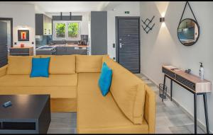 sala de estar con sofá amarillo y cocina en LUNAR en Skala Rachoniou