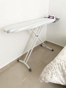 einen Schreibtisch mit einem Surfbrett neben einem Bett in der Unterkunft Chloe's Homestay in Kuala Terengganu