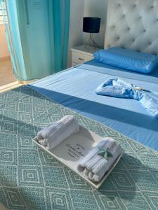 Adriatic City Center Vlora في فلوره: غرفة نوم بها سرير مع مناشف عليه +26 صورة