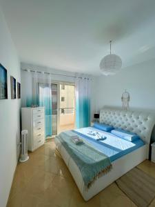 Adriatic City Center Vlora في فلوره: غرفة نوم بسرير كبير وخزانة