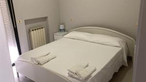 Ένα ή περισσότερα κρεβάτια σε δωμάτιο στο Appartamento al Mare con due Terrazze
