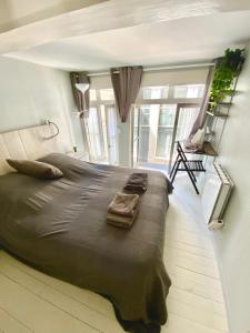 Cama grande en habitación con cama grande sidx sidx sidx en Vieux-Lille : Appartement de charme, en Lille