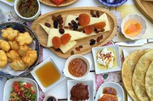 een tafel met verschillende soorten voedsel bij Pangea Sığacık Pansiyon & Bistro in Seferihisar