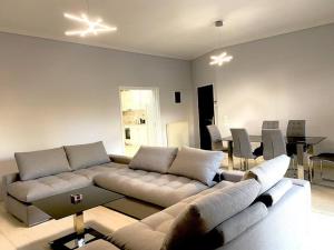 Posezení v ubytování Spacious Condo in Athens
