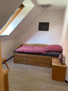 um quarto com uma cama num sótão em Casa Andrea 3-Zimmer Wohnung em Wallersdorf