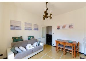 un soggiorno con divano e tavolo di ALTIDO Lovely Flat w/Balcony a Rapallo