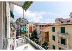 einen Balkon mit Stadtblick in der Unterkunft JOIVY Lovely Flat with Balcony in Rapallo