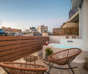 Bazén v ubytovaní Private Jacuzzi & Acropolis View - The Athenian Loft alebo v jeho blízkosti