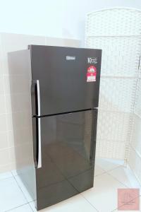 un refrigerador negro sentado en la parte superior de un mostrador en Homely, Self Check-In, Wi-Fi, Guarded Community, en Seremban