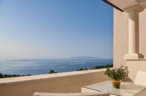 balkon ze stołem i widokiem na ocean w obiekcie Hotel Laurus - Liburnia w mieście Opatija