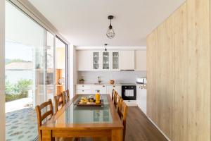 una cucina con tavolo da pranzo e sedie di Beautiful House a Miranda do Corvo Altre 12 foto