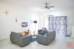 sala de estar con 2 sillas y ventilador de techo en Homely, Self Check-In, Wi-Fi, Guarded Community, en Seremban