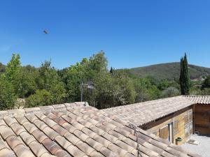 a roof of a house with a mountain in the background at La Marie Blanche in Saint-Zacharie