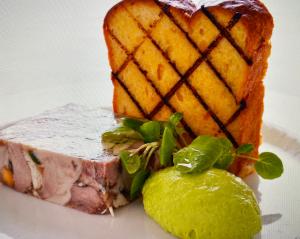 Makanan di atau berdekatan hotel