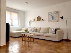 Lanzahita的住宿－El Escondite de Gredos，客厅配有沙发和桌子