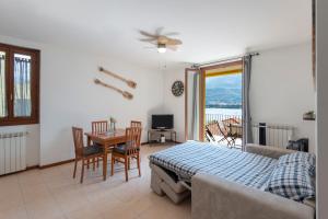 View House - Lake Como في Pescate: غرفة نوم بسرير وطاولة وكراسي